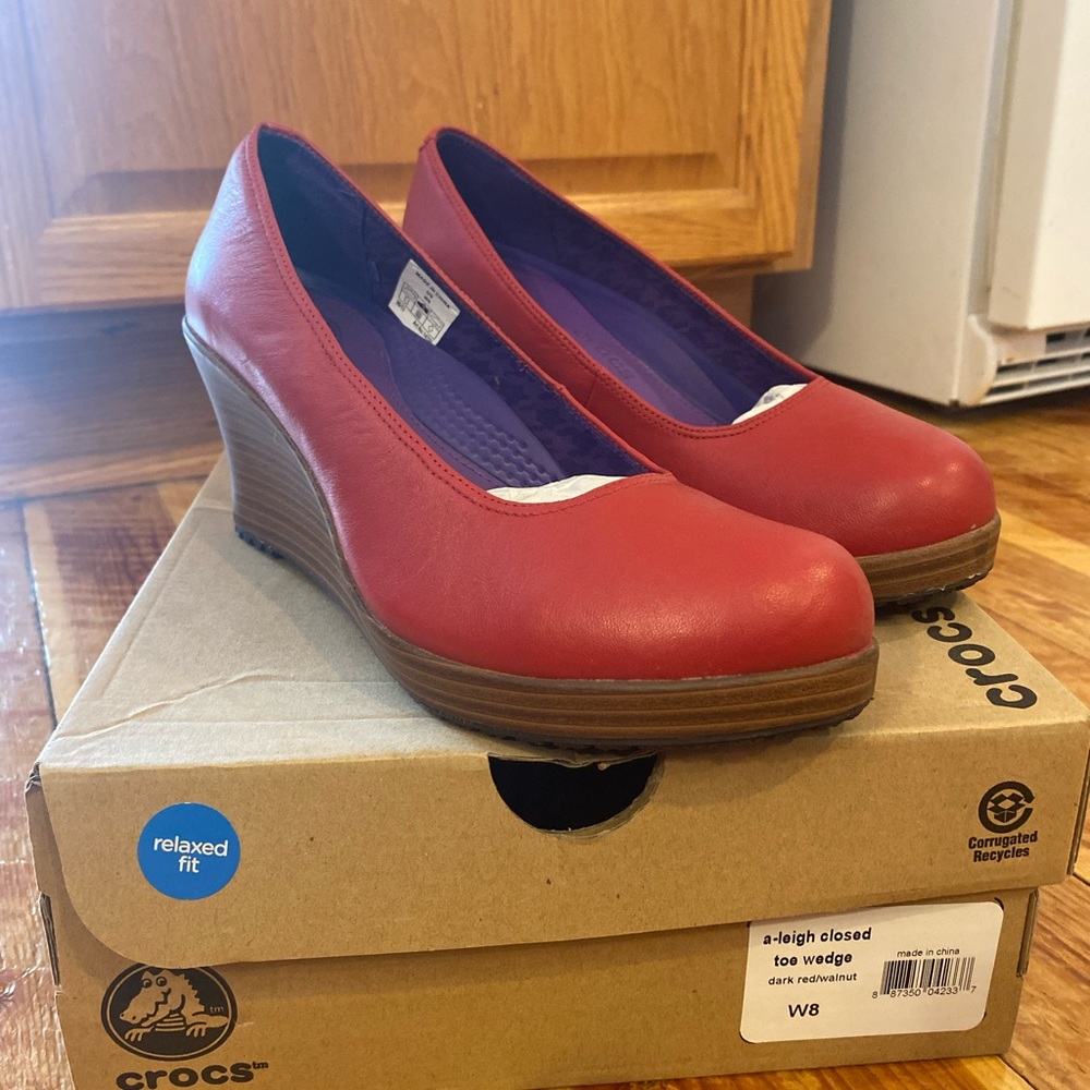 Crocs Womens A Leigh Closed Toe Wedge Heel Pump. Red. Size 8. NWT In Box
